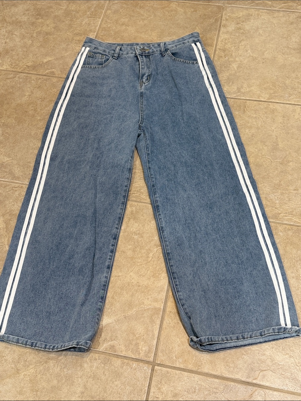 Women’s wide leg jeans. Size medium - Picture 2 of 3
